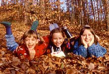 Kinder im Wald