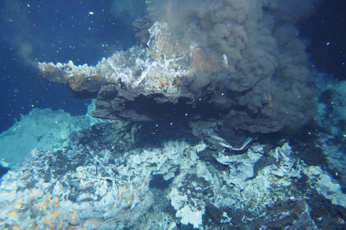 Hydrothermale Quelle mit schwarzem Raucher in der Tiefsee. Hier lagern sich u.a. Metallverbindungen und Sulfide ab, die das Begehren von Unternehmen wecken. - Foto: JAMSTEC CC-BY-NC