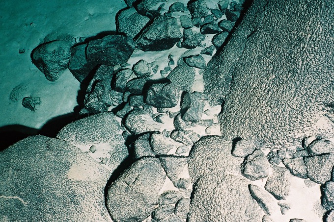 Manganknollen in der Tiefsee. Auf deren Ausbeutung nach Jahrmillionen der Entstehung richten sich derzeit vor allem die Aktivitäten. - JAMSTEC CC-BY-NC