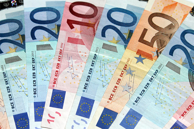 Euro-Scheine in Hand