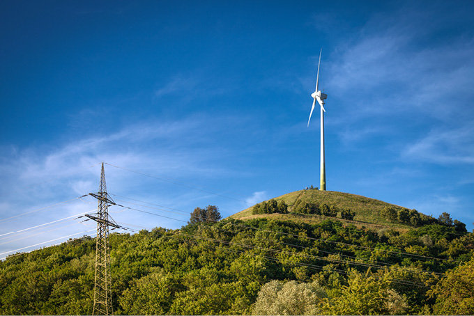 Windenergieanlage und Strommast - Foto: iStockphoto.com/HyKoe