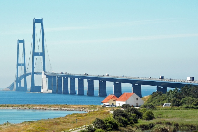 Storebeltbrücke (Große Beltbrücke) in Dänemark. Mit der vorgesehenen Senkung der Maut wird die geplante feste Beltquerung von Puttgarden (D) nach Rödby (DK) noch unwirtschaftlicher. - Foto: Henrik Sendelbach, Wikipedia CC-BY-SA-3.0