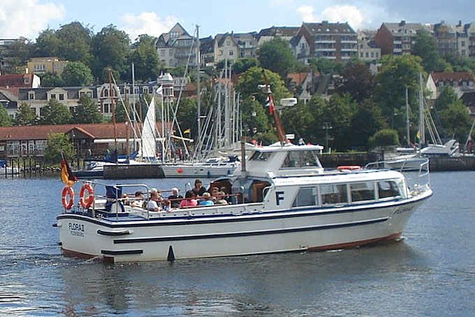 Flora II beim Ablegen im Flensburger Hafen. Auf zur Schweinswale-Tour! - Foto: Flensburger Fähr Betrieb