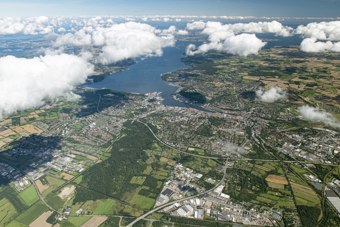 Luftbild von Flensburg mit Förde, im Vordergrund links der Waldkomplex der Marienhölzung. - Foto: FOTO-RAKE