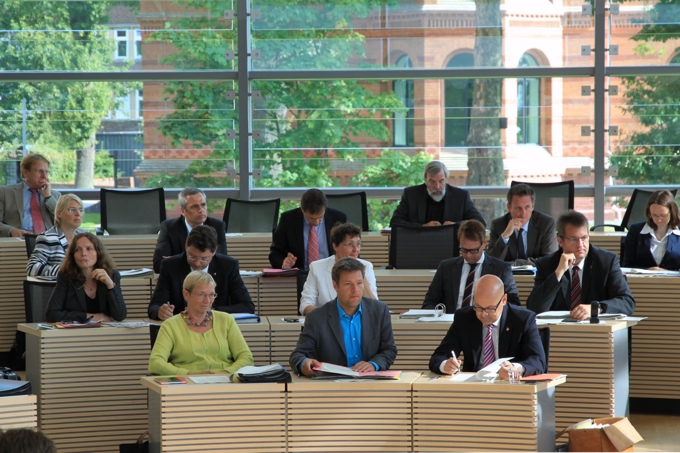 Landesregierung Schleswig-Holstein mit Ministerpräsidenten und Ministern - Foto: Schleswig-Holsteinischer Landtag