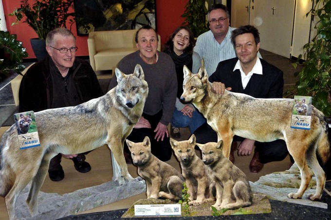 Wolfsfamilie mit NABU-Vorstand und Dr. Robert Habeck im Ministerium - Foto: NABU Archiv