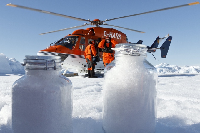 Winzige Kunststoffteilchen werden über die Atmosphäre transportiert und insbesondere mit dem Schnee aus der Luft ausgewaschen – selbst in so entlegenen Regionen wie der Arktis und den Alpen, konstatiert das Alfred-Wegener-Institut.