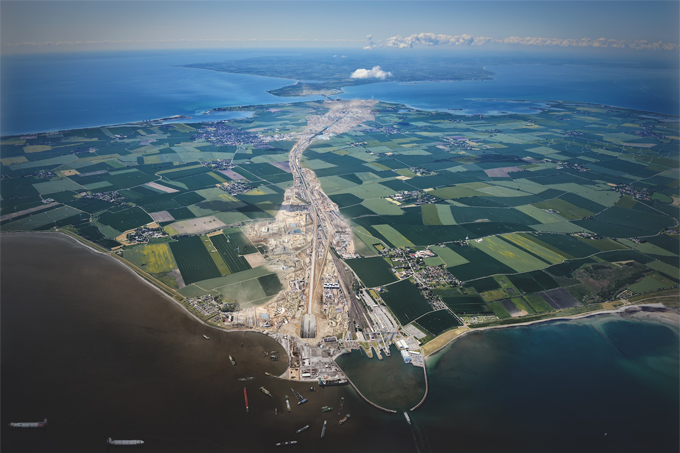 So könnte die geplante Baustelle auf Fehmarn für den Ostseetunnel aussehen. - Illustration: Beltretter/Martin Elsen