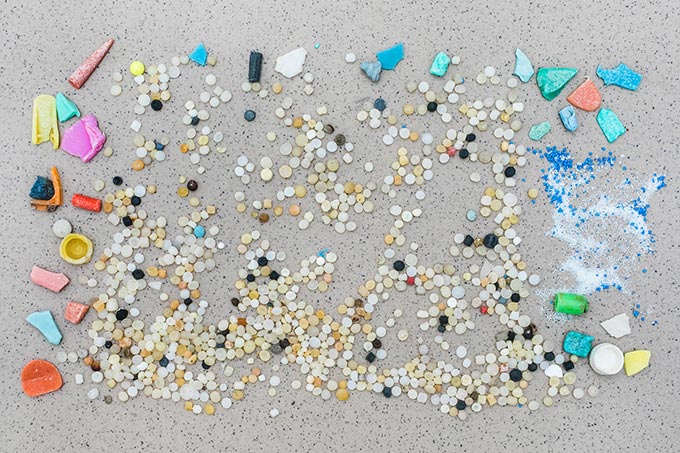 Mikroplastik aus einem Peeling-Produkt sowie am Atlantikstrand gefundenes Mikro- und Makroplastik, Foto: NABU/Sandra Kühnapfel
