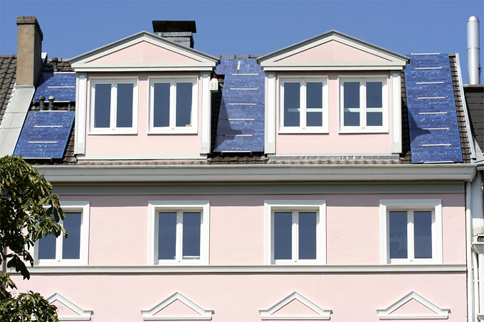 Wohnhaus mit Solaranlage - Foto: Helge May