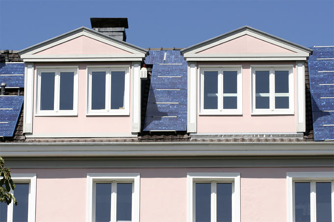 Wohnhaus mit Solaranlage - Foto: Helge May