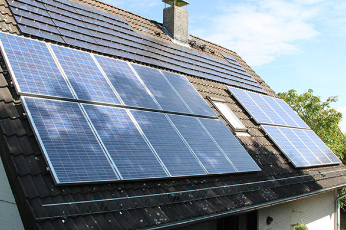 Photovoltaik-Anlagen auf Einfamilienhäusern: Energie auf dem eigenen Haus zu gewinnen rechnet sich - und belastet die Natur weniger.  - Foto: Daniel Hundmaier