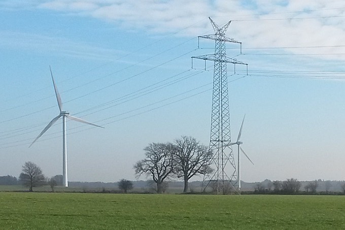Windenergieanlagen und Stromleitungen verändern das Landschaftsbild drastisch - Foto: Oscar Klose