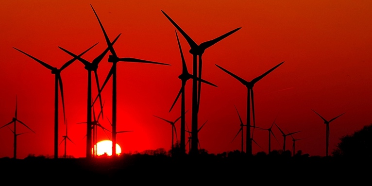Windkraft bei Sonnenuntergang - Foto: Carsten Pusch