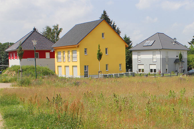 Neue Einfamilienhäuser am Ortsrand - Foto: Helge May