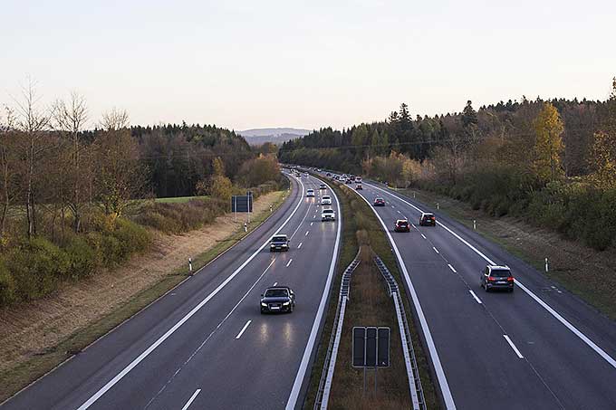 Der NABU fordert, dass 800 Autobahnkilometer aus dem Bundesverkehrswegeplan gestrichen werden. - Foto: pixabay/Qubes Pictures 